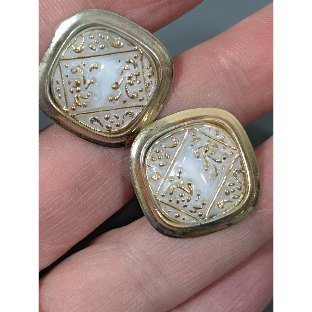 Vintage White Glass Ornate Gold Tone‎ Square Cufflinks